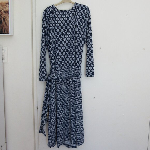 Faux Wrap Dress -Elegant pattern (Blue White) - Wrinkle free - Stretch and comfy - Picture 5 of 8